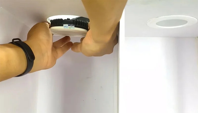 cach-lap-den-led-am-tran-4