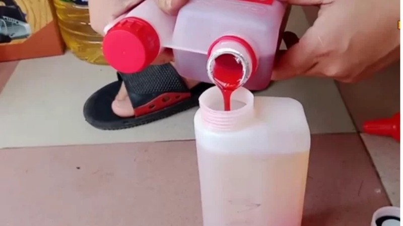 cach-pha-xang-voi-nhot-cho-may-cua-xich-1