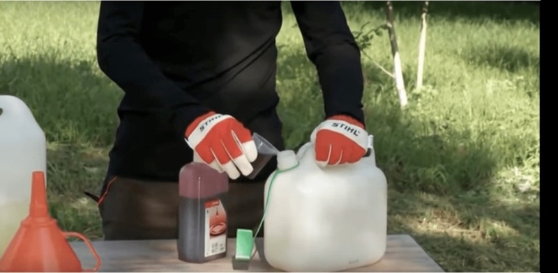 cach-pha-xang-voi-nhot-cho-may-cua-xich-2