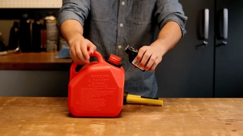 cach-pha-xang-voi-nhot-cho-may-cua-xich-3